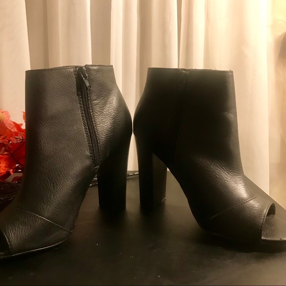 🍁✨EUC Express Black tassel &peep toe booties 🍁✨ - Picture 4 of 5